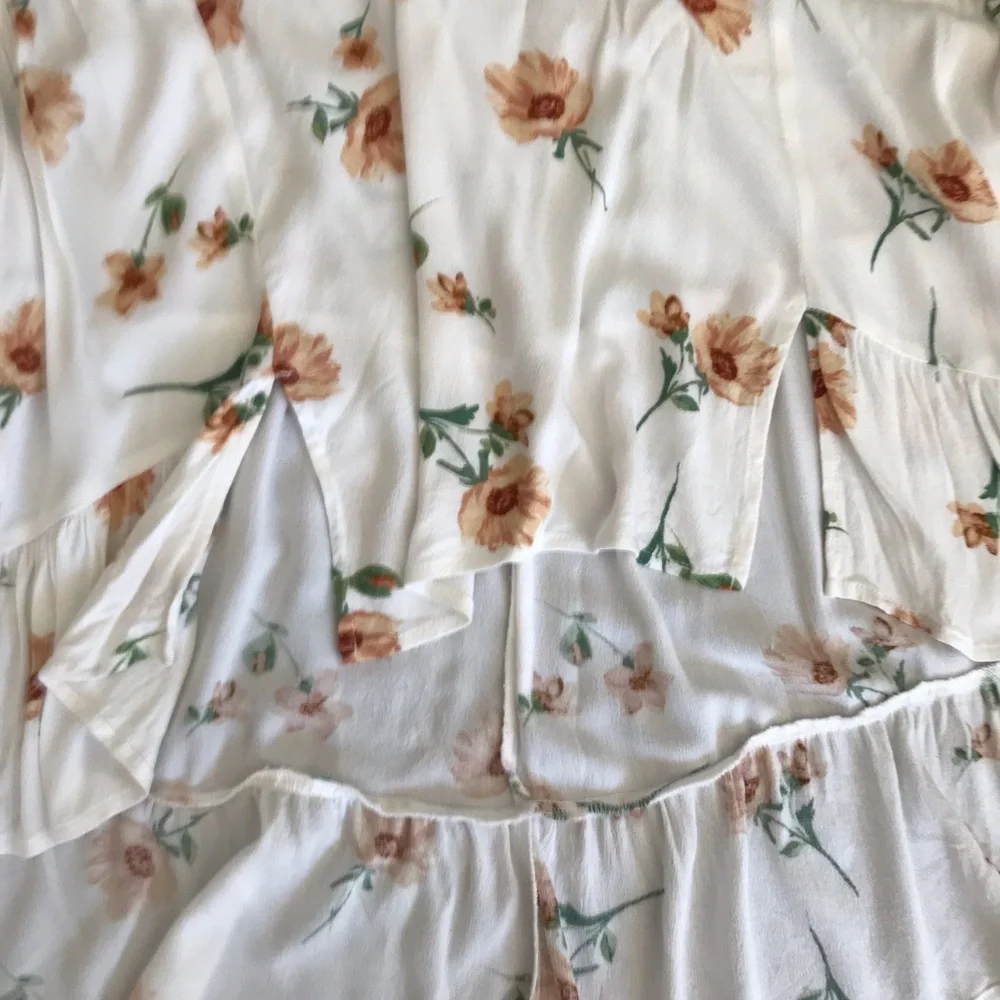 STUNNING FOREVER 21 FLORAL TOP🌻 - Picture 7 of 9